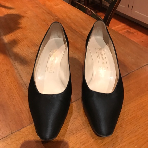 🔥5/20 SALE Beautiful Black Satin Bruno Magli Heels - Picture 3 of 8